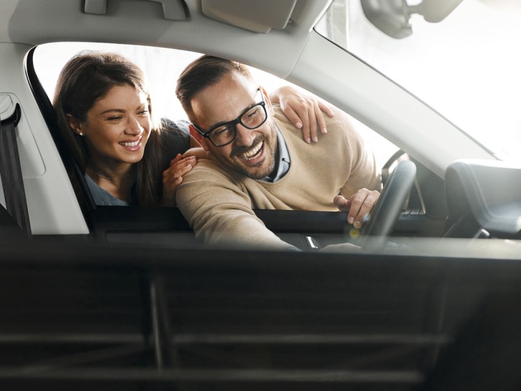 Ein junges Paar beim Autokauf