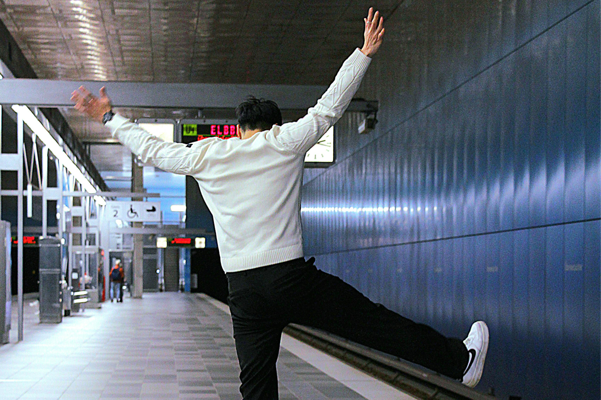 Mann freut sich am U-Bahn Gleis
