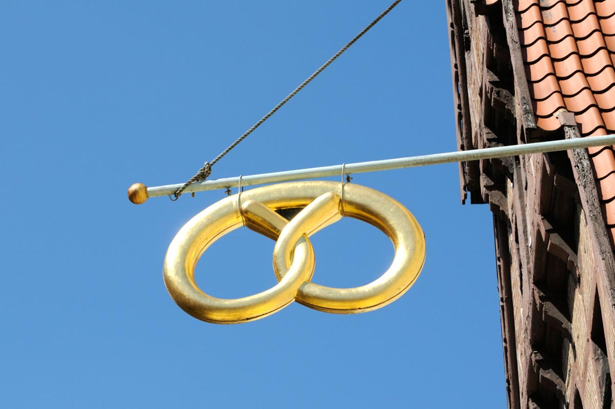 Goldene Brezel an einer Stange | WestLotto Glücksbringer LOTTO 6aus49
