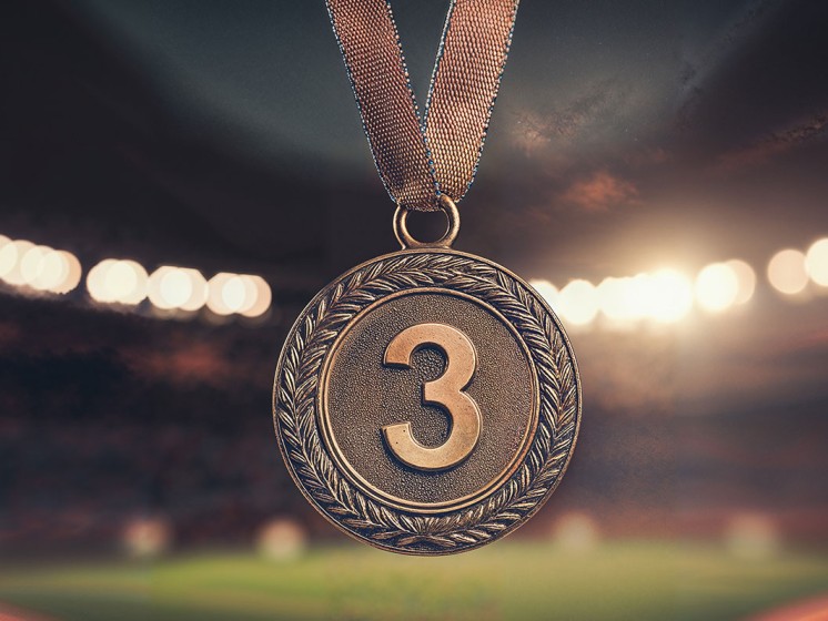 Die Zahl drei auf einer Medaille WestLotto Glückszahlen