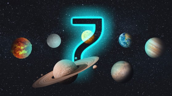 Die Zahl 7 schwebt im Universum, umringt von Planeten | Glückszahl LOTTO 6aus49