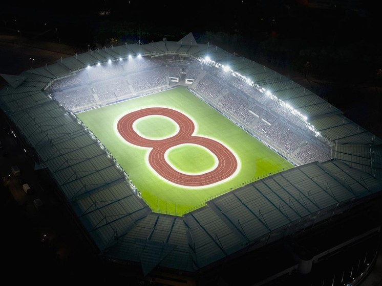 Eine große 8 auf dem Spielfeld eines Fußball-Stadions | WestLotto Glückszahlen LOTTO 6aus49