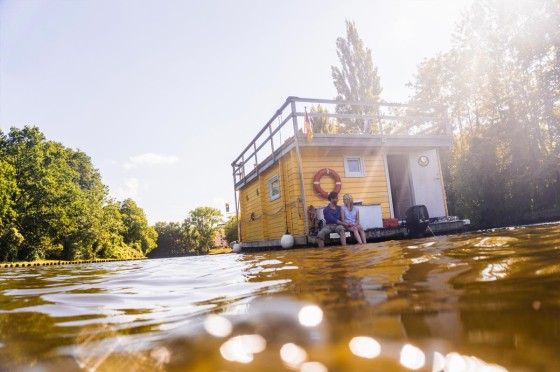 Gelbes Hausboot auf dem Wasser | WestLotto GlücksSpirale Sonderauslosung