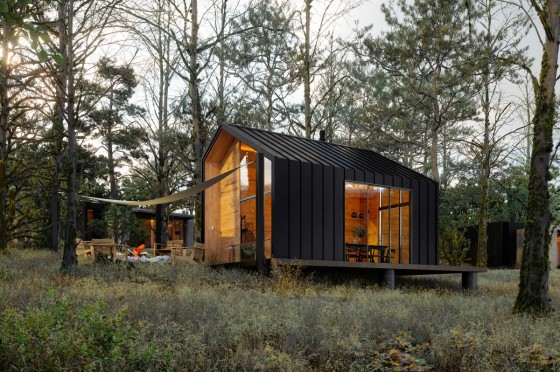 Schwarzes Tinyhouse im Wald | GlücksSpirale-Sonderauslosung Wohntraum