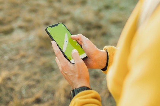 Smartphone mit geöffneter Navigationsapp | NRW-Radtour 2024