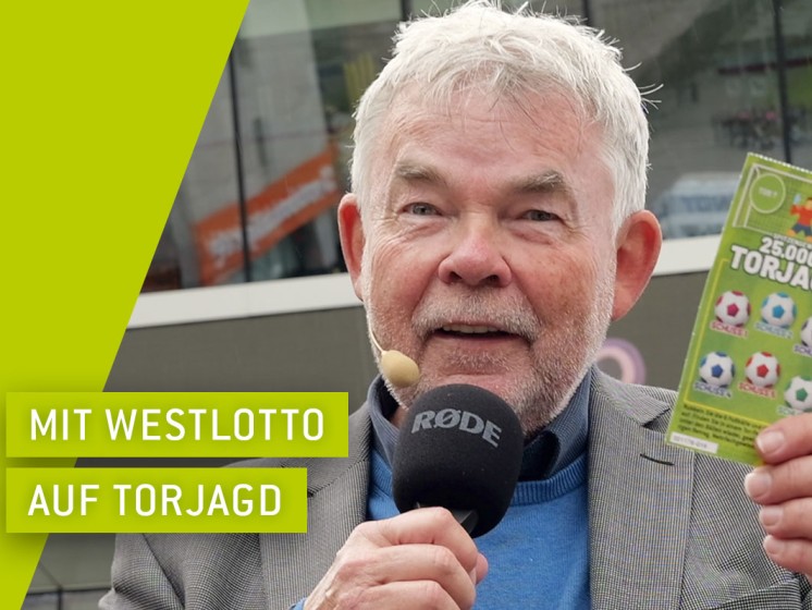 Fußball-Kommentator Manni Breuckmann mit WestLotto-Rubbellos Torjagd in Hand