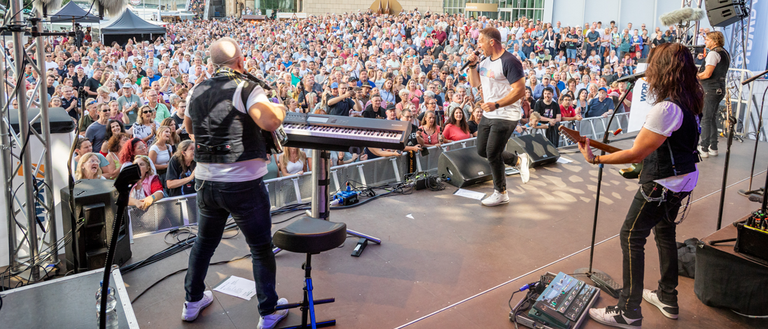 Band singt bei Abendveranstaltung der Radtour | WestLotto NRW-Radtour