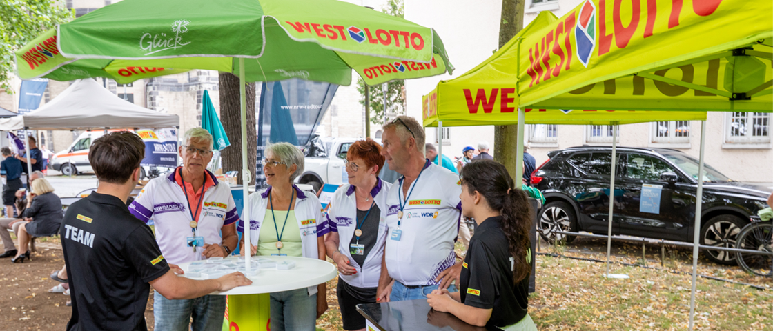 WestLotto-Team unterhält sich mit Radfahrern | WestLotto NRW-Radtour