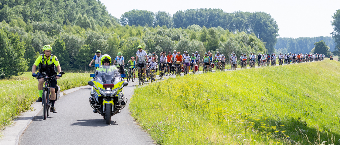 Polizei eskortiert viele Radfahrer | WestLotto NRW-Radtour