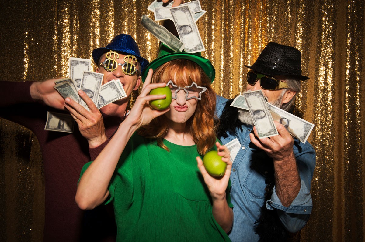 Drei verkleidete Personen stehen mit Geld in der Hand vor goldenem Vorhang | WestLotto-Rubbellos Money, Money