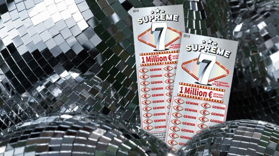 Zwei WestLotto-Rubbellose Supreme 7 vor Discokugeln