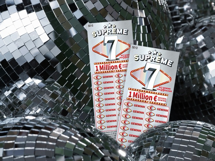 Zwei WestLotto-Rubbellose Supreme 7 vor Discokugeln