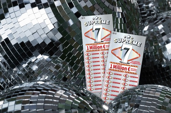Zwei WestLotto-Rubbellose Supreme 7 vor Discokugeln
