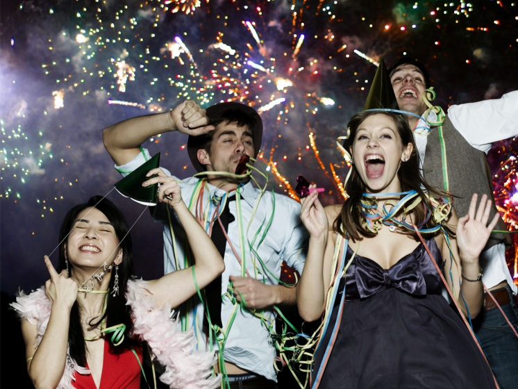 Feiernde Menschen an Silvester