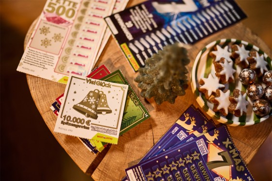 WestLotto-Rubbellose Viel Glück Weihnachten, X-MAS 7 und FETTE 500 Winter liegen auf Holztisch