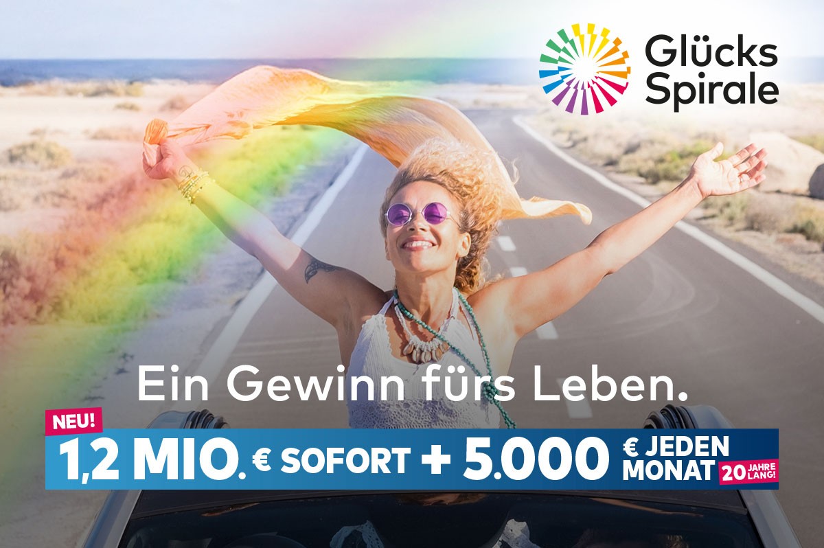 Frau steht im Cabrio, lacht und reißt die Arme weit auseinander | GlücksSpirale WestLotto