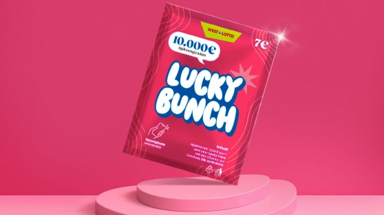 WestLotto-Rubbelquiz Lucky Bunch steht auf pinkem Podest vor pinkem Hintergrund