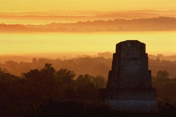 Tempel in Tikal bei Sonnenuntergang | WestLotto-Rubbellos Maya Gold