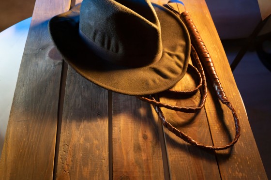 Ein Cowboy-Hut und ein Lasso liegen auf einem Holztisch | WestLotto-Rubbellos Maya-Gold