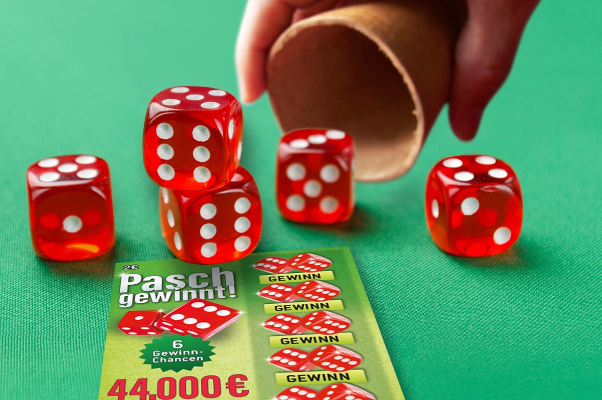 Grafik zeigt Rubbellos Pasch gewinnt mit Würfeln und einem Würfelbecher | WestLotto Grafik zeigt Rubbellos Pasch gewinnt mit Würfeln und einem Würfelbecher | WestLotto
