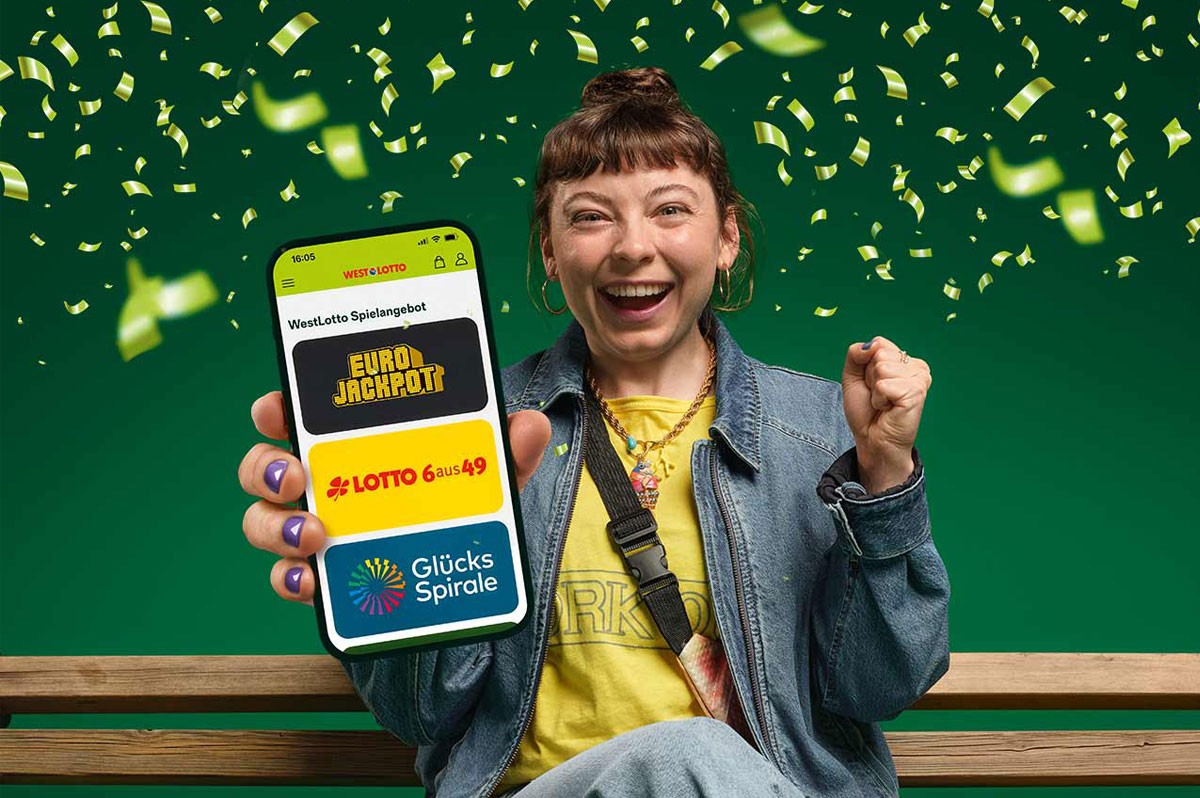 Jubelnde Frau hält Smartphone in der Hand, auf dem WestLotto-App geöffnet ist. Drumherum fliegt grünes Konfetti. 