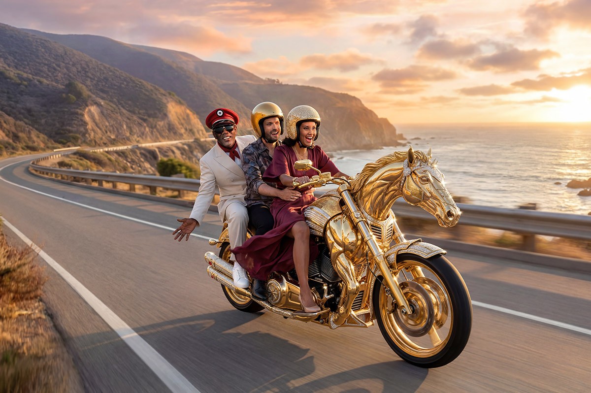 Drei Personen fahren auf einem goldenen Motorrad in Pferdeform - WestLotto Eurojackpot