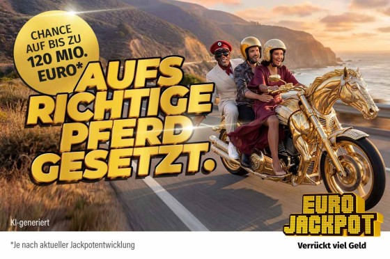 Drei Personen fahren auf einem goldenen Motorrad in Pferdeform - WestLotto Eurojackpot