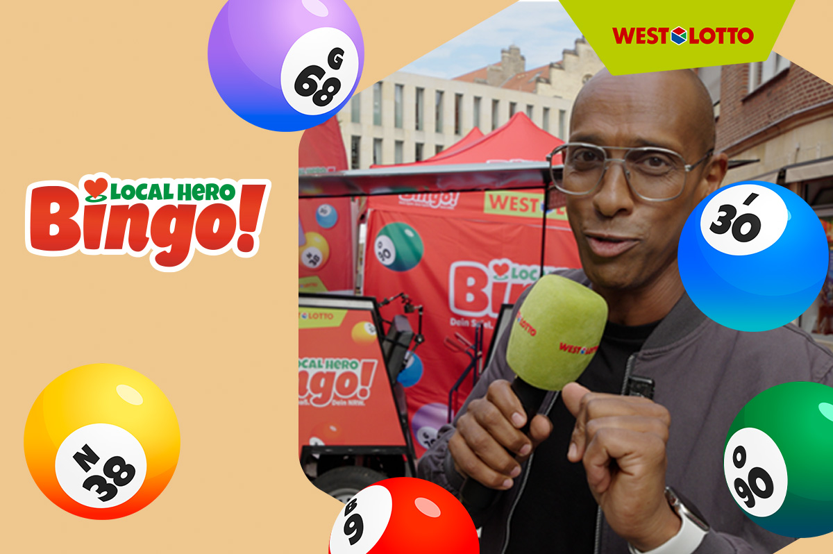 Amiaz - Moderator von Local Hero Bingo - steht mit einem Mikro in der Hand vor einer Rikscha