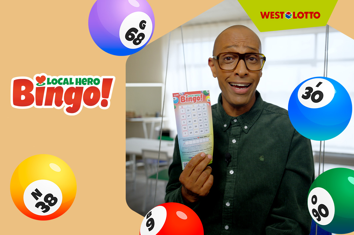 Amiaz Habtu hält Bingo-Los in der Hand - WestLotto Local Hero Bingo