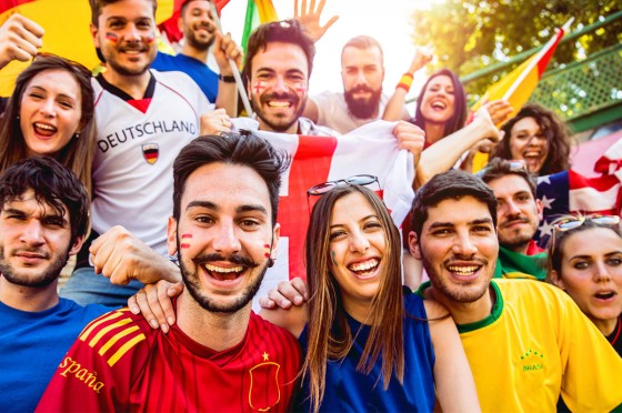Gruppe von Leuten in unterschiedlichen Fußball-Trikots macht Selfie zusammen - LOTTO-Spielgemeinschaften WestLotto