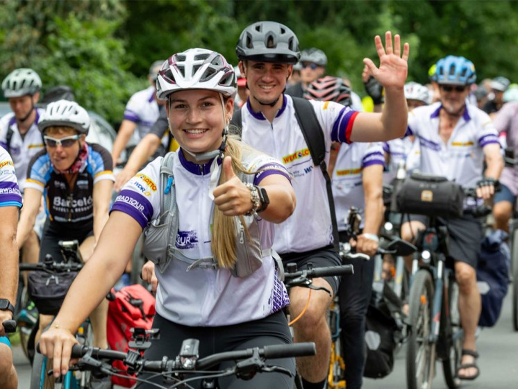Drei Menschen aus NRW sitzen auf einer Parkbank und jubeln | WestLotto 