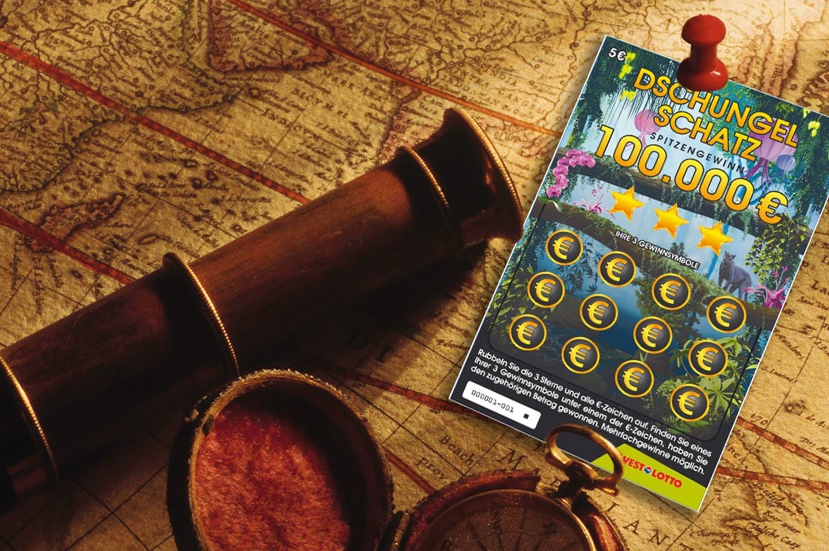 WestLotto-Rubbellos Dschungel Schatz liegt auf einer Schatzkarte. Daneben ein Fernrohr