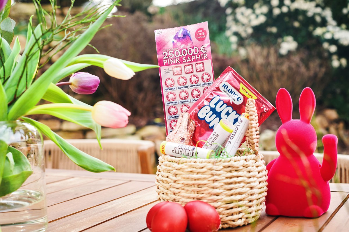 WestLotto-Rubbellos Pink Saphir mit anderen WestLotto-Produkten in einem Osterkörbchen