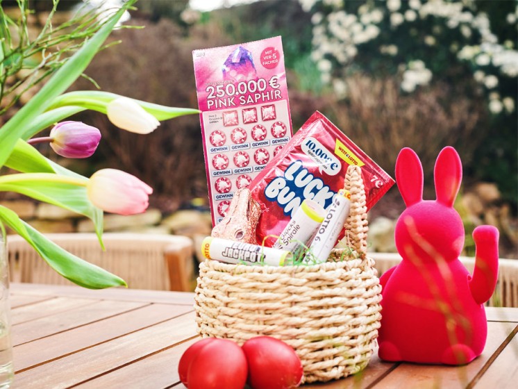 WestLotto-Rubbellos Pink Saphir mit anderen WestLotto-Produkten in einem Osterkörbchen