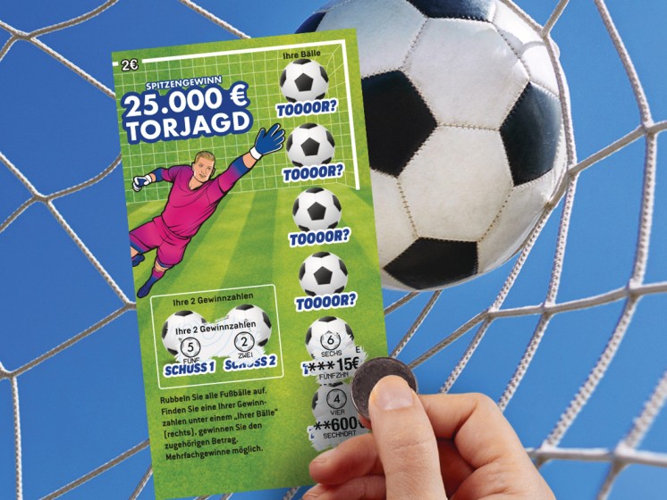 Das neue WestLotto-Rubbellos Torjagd vor einem Fußballtor mit Ball