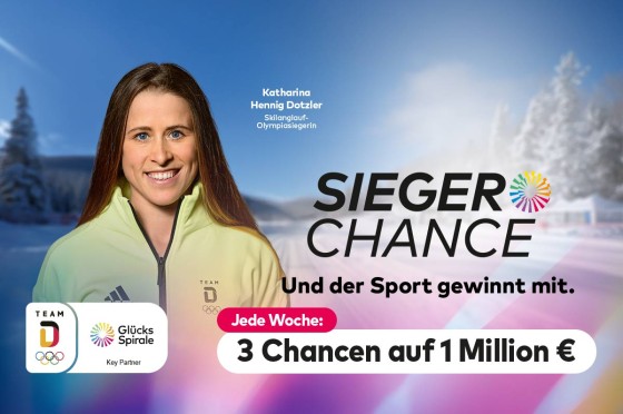 Wintersportlerin steht vor Winterlandschaft-Hintergrund - WestLotto Sieger-Chance