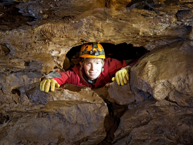 Person in der Kluterthöhle in Ennepetal | WestLotto Lotto-Prinzip