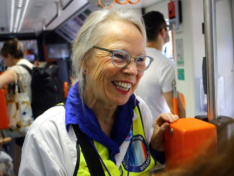 Frau mit Warnweste in Bielefelder Klimabahn | Lotto-Prinzip WestLotto