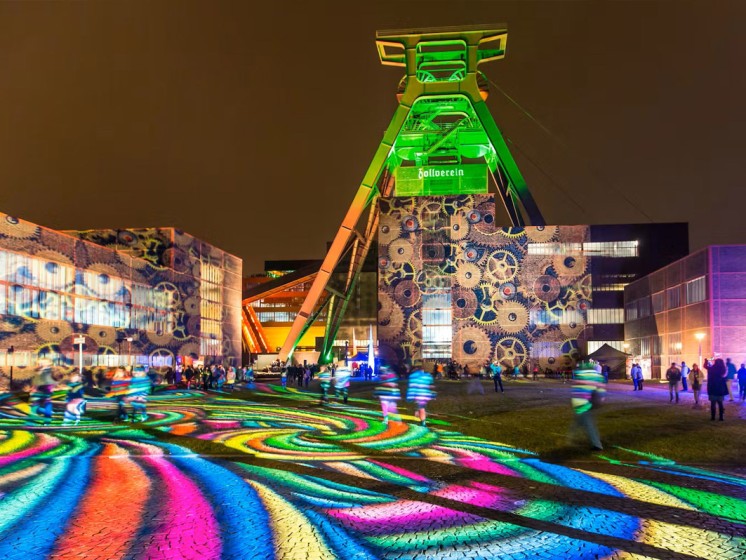 Zeche Zollverein, die in bunten Lichtern erstrahlt | Ausflugstipps NRW