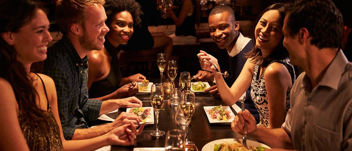 Gesellige Runde bei gedämmtem Licht in einem Restaurant - WestLotto-Ausflugstipps