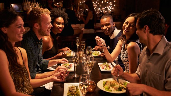 Gesellige Runde im Dunkelrestaurant Essen