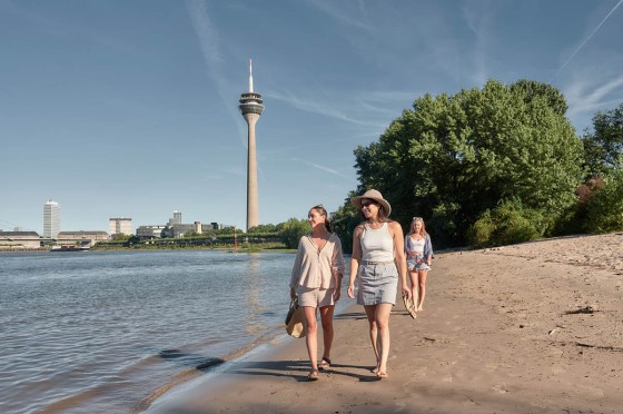 Spaziergänger am Rheinufer in Düsseldorf