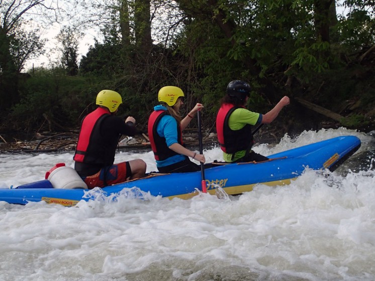 Drei Personen beim Wildwasser-Rafting | Ausflugsort NRW