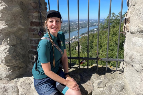 Radfahrerin auf dem Drachenfels mit Blick auf das Rheintal | Ausflugsort NRW