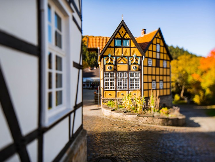Weiße und gelbe Fachwerkhäuser im LWL-Freilichtmuseum Hagen | WestLotto-Ausflugstipps NRW 