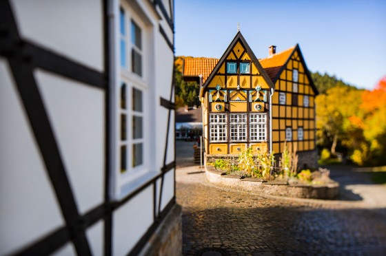 Weiße und gelbe Fachwerkhäuser im LWL-Freilichtmuseum Hagen | WestLotto-Ausflugstipps NRW 