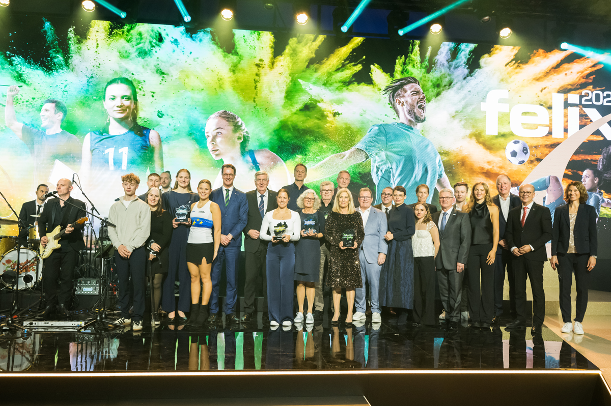 Gewinner des felix awards 2024 stehen auf Bühne | WestLotto