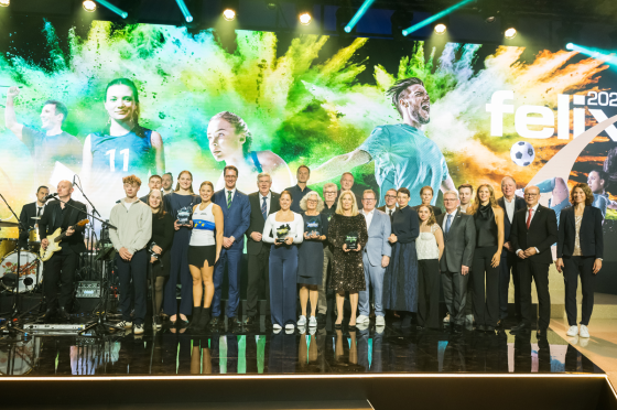 Sportler stehen bei der Siegerehrung des felix-Awards auf der Bühne