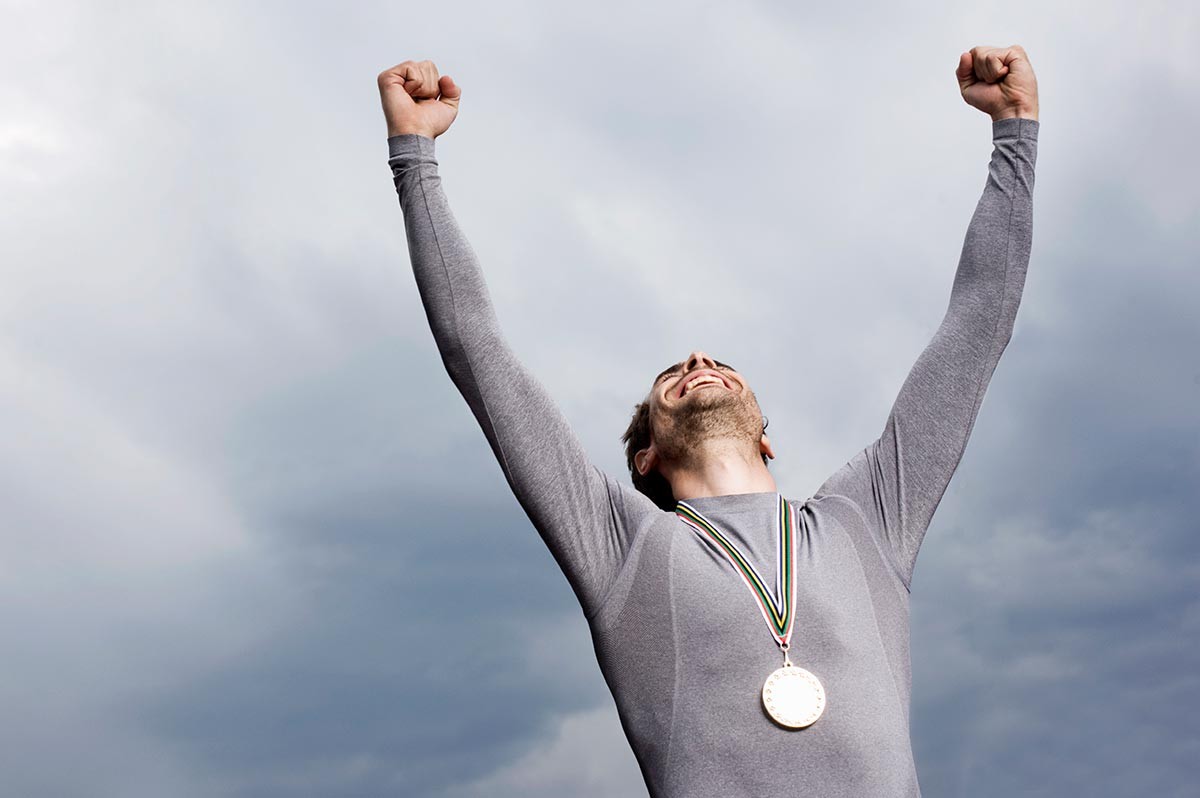 Jubelnder Sportler mit Medaille um Hals | WestLotto unterstützt felix award