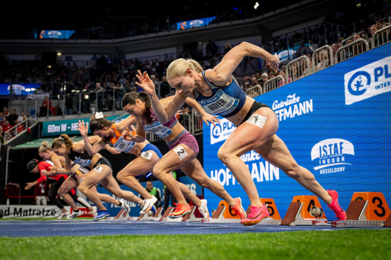 Sprinterinnen in den Startblöcken